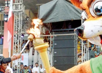 എറണാകുളം മഹാരാജാസ് കോളജ് ഗ്രൗണ്ടില്‍ ആരംഭിച്ച സംസ്ഥാന സ്‌കൂള്‍ കായികമേളയ്ക്ക് ഒളിംപ്യന്‍ പി.ആര്‍. ശ്രീജേഷ് ദീപം തെളിയിക്കുന്നു