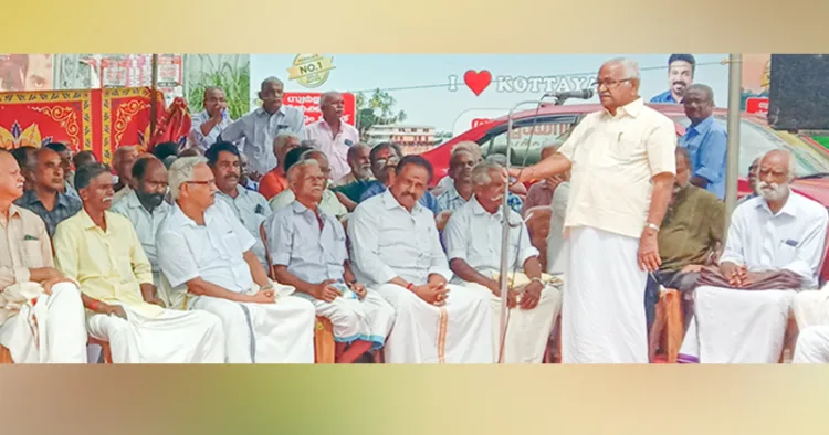 അടിയന്തരാവസ്ഥയ്‌ക്കെതിരെ സമരം നടത്തി ക്രൂരമായ പീഡനങ്ങള്‍ക്കു വിധേയരായവരും കുടുംബാംഗങ്ങളും തിരുനക്കര ബസ് സ്റ്റാന്‍ഡ് പരിസരത്തു നടത്തിയ സത്യഗ്രഹ സമരം ബിജെപി മുന്‍ സംസ്ഥാന അധ്യക്ഷനും ലോക സംഘര്‍ഷസമിതി അധ്യക്ഷനുമായ കെ. രാമന്‍പിള്ള  ഉദ്ഘാടനം ചെയ്യുന്നു