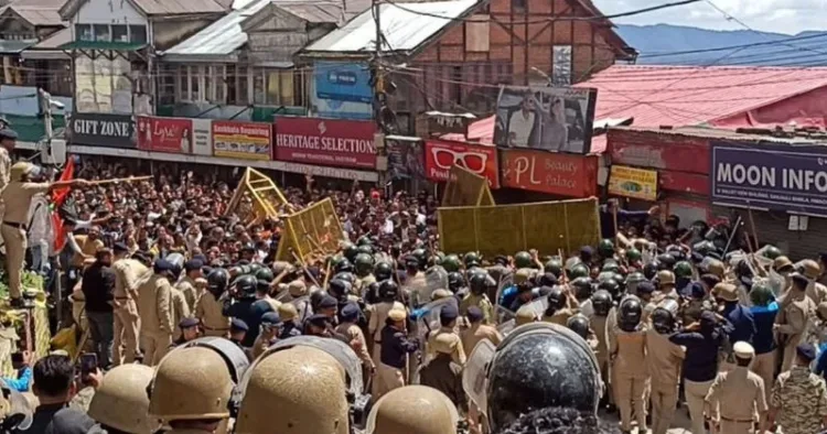 ഹിമാചല്‍ പ്രദേശിലെ ഷിംലയിലെ സന്‍ജോലി മുസ്ലിം പള്ളിയില്‍ അനധികൃതമായി കെട്ടിയുയര്‍ത്തിയ മൂന്ന് നിലകള്‍ മുനിസിപ്പല്‍ കമ്മീഷണറുടെ ഉത്തരവ് പ്രകാരം പൊളിച്ചുനീക്കാന്‍ പൊലീസ് എത്തിയപ്പോള്‍ തടയുന്ന പള്ളി വിശ്വാസികള്‍.