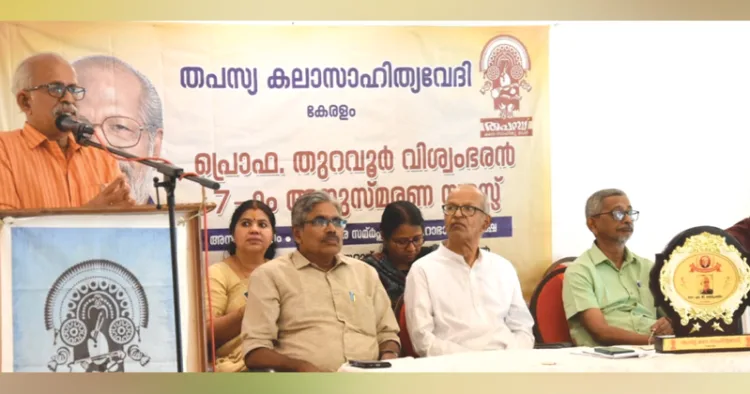 തൃപ്പൂണിത്തുറയില്‍ തപസ്യ കലാ സാഹിത്യവേദിയുടെ പ്രൊഫ. തുറവൂര്‍ വിശ്വംഭരന്‍ പുരസ്‌കാരം ഏറ്റുവാങ്ങിയശേഷം ഡോ. എം.ജി. ശശിഭൂഷണ്‍ സംസാരിക്കുന്നു.