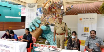 കായികമേളയുടെ പ്രധാന വേദിയായ മഹാരാജാസ് സ്റ്റേഡിയത്തിന്റെ പ്രവേശന കവാടത്തിനരികില്‍ പ്രവര്‍ത്തിക്കുന്ന ലഹരിവിരുദ്ധ സ്റ്റാള്‍. നഗരത്തിലെ സോഷ്യല്‍ പോലീസിങ് വിങ്ങിന്റെ ചുമതല വഹിക്കുന്ന എസ്.ഐ സൂരജ് കുമാറിനെയും ഫോര്‍ത്ത് വേവ്, കെല്‍സ പ്രതിനിധികളുമാണ് ചിത്രത്തിലുള്ളത്‌