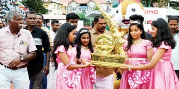 കായികമേളയില്‍ ജേതാക്കളാകുന്ന ജില്ലയ്ക്ക് സമ്മാനിക്കാനുള്ള എവര്‍റോളിങ് ട്രോഫി വിദ്യാര്‍ത്ഥിനികള്‍ ഉദ്ഘാടന വേദിയിലേക്ക് എത്തിക്കുന്നു