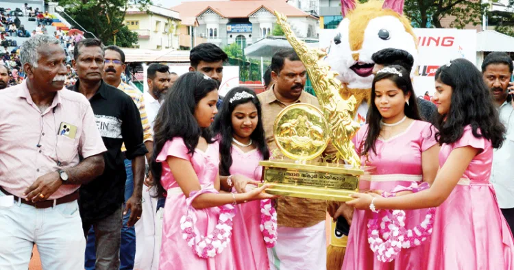 കായികമേളയില്‍ ജേതാക്കളാകുന്ന ജില്ലയ്ക്ക് സമ്മാനിക്കാനുള്ള എവര്‍റോളിങ് ട്രോഫി വിദ്യാര്‍ത്ഥിനികള്‍ ഉദ്ഘാടന വേദിയിലേക്ക് എത്തിക്കുന്നു