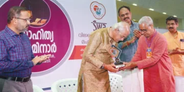 ജന്മഭൂമി സാഹിത്യ സെമിനാര്‍ ഉദ്ഘാടനം ചെയ്ത പ്രസിദ്ധ നീരൂപകന്‍ ആഷാ മേനോന് ജന്മഭൂമി എഡിറ്റര്‍ കെ.എന്‍.ആര്‍. നമ്പൂതിരി ഉപഹാരം സമ്മാനിക്കുന്നു. സാഹിത്യ നീരൂപകരായ കെ.എം. നരേന്ദ്രന്‍, ഡോ.ശ്രീശൈലം ഉണ്ണിക്കൃഷ്ണന്‍, ഡോ.പി. ശിവപ്രസാദ് സമീപം.