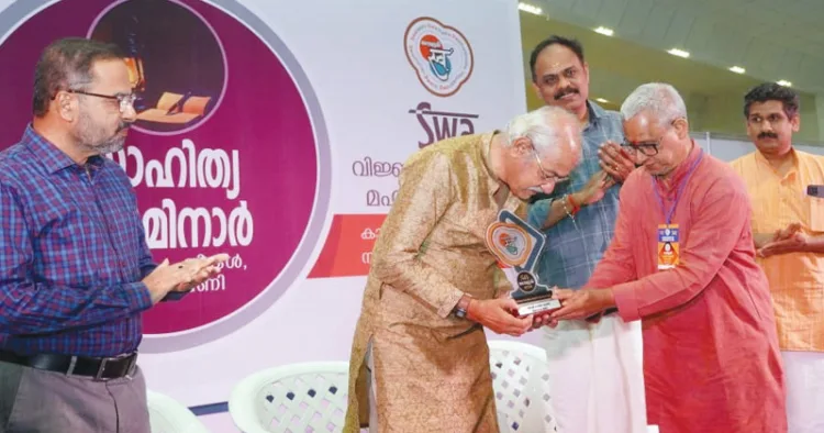 ജന്മഭൂമി സാഹിത്യ സെമിനാര്‍ ഉദ്ഘാടനം ചെയ്ത പ്രസിദ്ധ നീരൂപകന്‍ ആഷാ മേനോന് ജന്മഭൂമി എഡിറ്റര്‍ കെ.എന്‍.ആര്‍. നമ്പൂതിരി ഉപഹാരം സമ്മാനിക്കുന്നു. സാഹിത്യ നീരൂപകരായ കെ.എം. നരേന്ദ്രന്‍, ഡോ.ശ്രീശൈലം ഉണ്ണിക്കൃഷ്ണന്‍, ഡോ.പി. ശിവപ്രസാദ് സമീപം.