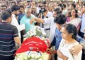 സംസ്‌കാരത്തിനായി ആല്‍വിന്റെ ഭൗതികദേഹത്തില്‍ ഫുട്ബോള്‍ ജേഴ്സിയും സ്റ്റെതസ്‌കോപ്പും അണിയിച്ച 
നിലയില്‍, മാതാപിതാക്കളും സഹോദരനും സമീപം