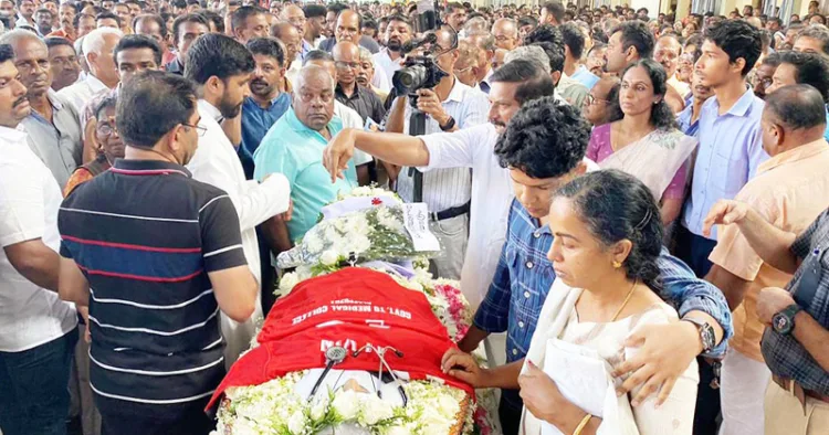 സംസ്‌കാരത്തിനായി ആല്‍വിന്റെ ഭൗതികദേഹത്തില്‍ ഫുട്ബോള്‍ ജേഴ്സിയും സ്റ്റെതസ്‌കോപ്പും അണിയിച്ച 
നിലയില്‍, മാതാപിതാക്കളും സഹോദരനും സമീപം