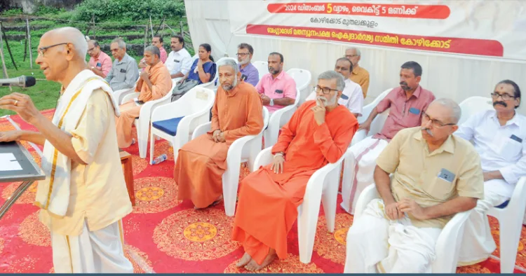 ബംഗ്ലാദേശിലെ ന്യൂനപക്ഷങ്ങള്‍ക്കെതിരായ ആക്രമണങ്ങളില്‍ പ്രതിഷേധിച്ച് ബംഗ്ലാദേശ് മതന്യൂനപക്ഷ ഐക്യദാര്‍ഢ്യ സമിതി കോഴിക്കോട് മുതലക്കുളം മൈതാനിയില്‍ സംഘടിപ്പിച്ച ഐക്യദാര്‍ഢ്യ സംഗമത്തില്‍ ഇസ്‌കോണ്‍ കോഴിക്കോട് ആചാര്യന്‍ ശ്യാമചൈതന്യ ദാസ് പ്രസംഗിക്കുന്നു