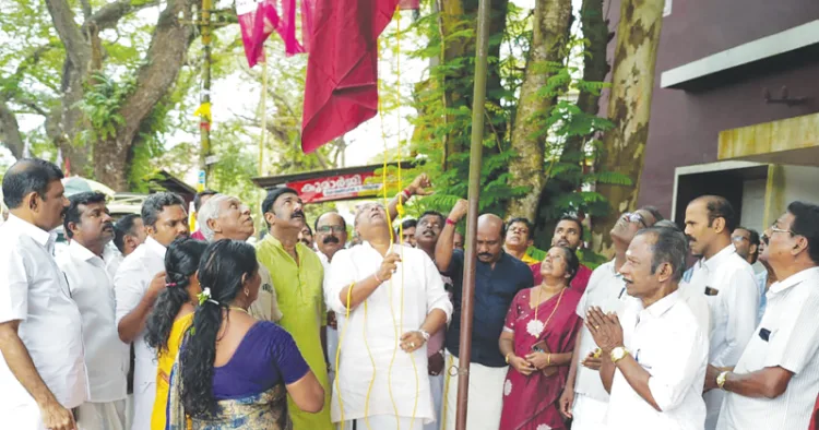 ബിഡിജെഎസ് സ്ഥാപക ദിനത്തോടനുബന്ധിച്ച് കണിച്ചുകുളങ്ങരയിലെ സംസ്ഥാന കമ്മിറ്റി ഓഫീസിനു മുന്നില്‍ സംസ്ഥാന പ്രസിഡന്റ് തുഷാര്‍ വെള്ളാപ്പള്ളി പതാക ഉയര്‍ത്തുന്നു