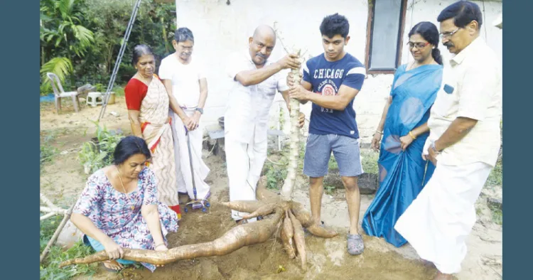 ദിനേഷ് അരയംപറമ്പില്‍ വിളവെടുത്ത മരച്ചീനിിക്കൊപ്പം