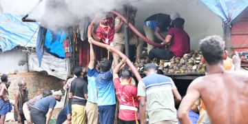 കൊപ്ര സൂക്ഷിച്ച ഷെഡില്‍ നിന്നുയര്‍ന്ന തീയും പുകയും കെടുത്തുന്ന അഗ്നിരക്ഷാ സേന