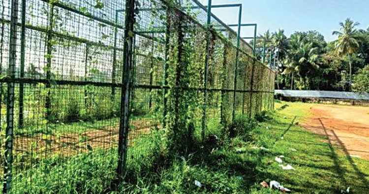 കടയ്ക്കല്‍ പഞ്ചായത്ത് സ്റ്റേഡിയത്തിലെ ടര്‍ഫ് കാടുകയറിയ നിലയില്‍