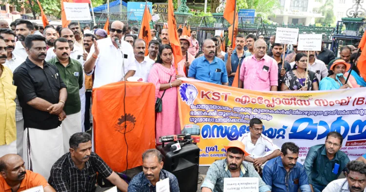 കെഎസ്ടി എംപ്ലോയീസ് സംഘ് (ബിഎംഎസ്) ന്റെ ആഭിമുഖ്യത്തില്‍ നടന്ന സെക്രട്ടേറിയറ്റ് മാര്‍ച്ച് ബിഎംഎസ് ദക്ഷിണ ക്ഷേത്രീയ സഹസംഘടനാ സെക്രട്ടറി എം.പി. രാജീവന്‍ ഉദ്ഘാടനം ചെയ്യുന്നു.