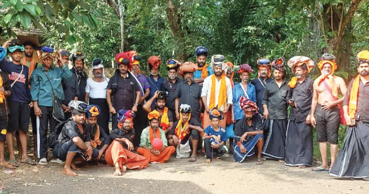 കാല്‍നടയായി ശബരിമലയിലേക്ക് യാത്ര തിരിച്ച കുന്നത്തുകാല്‍ പദയാത്രാ സംഘം