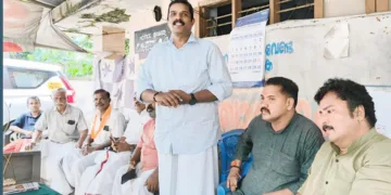 തോട്ടപ്പള്ളിയിലെ മണല്‍ ഖനനത്തിനെതിരായ സമരത്തിന് പിന്തുണ അറിയിക്കാന്‍ ഭാരതീയ മത്സ്യ പ്രവര്‍ത്തകസംഘം 
അധ്യക്ഷന്‍ പി. പീതാംബരന്‍ സത്യഗ്രഹ പന്തലില്‍ എത്തിയപ്പോള്‍. മത്സ്യ പ്രവര്‍ത്തക സംഘം ആലപ്പുഴ ജില്ലാ പ്രസിഡന്റ് പി.സി. കാര്‍ത്തികേയന്‍, ജനറല്‍ സെക്രട്ടറി വി.എസ്. ശ്രീകുമാര്‍, ജില്ലാ ട്രഷറര്‍ കെ.ആര്‍. സാജു മോന്‍, പി.പി. സജിമോന്‍, ബിനു റോഡ് മുക്ക് തുടങ്ങിയവര്‍ സമീപം.