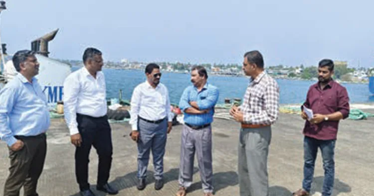 കൊല്ലം തുറമുഖത്ത് എണ്ണക്കിണര്‍ സ്ഥാപിക്കുന്നതുമായി ബന്ധപ്പെട്ട് ആര്യ ഓഫ്‌ഷോര്‍ കമ്പനി പ്രതിനിധികള്‍ കൊല്ലം തുറമുഖത്ത് സൗകര്യങ്ങള്‍ വിലയിരുത്തുന്നു