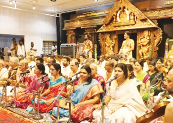 ഗുരുവായൂര്‍ ഏകാദശിയോടനുബന്ധിച്ച് മേല്‍പ്പത്തൂര്‍ ഓഡിറ്റോറിയത്തില്‍ നടന്ന പഞ്ചരത്‌ന കീര്‍ത്താലാപനം