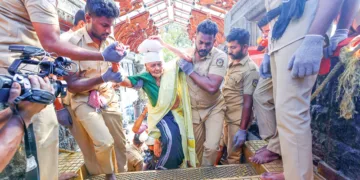 നൂറ്റിയൊന്നാം വയസ്സില്‍ അയ്യപ്പസ്വാമിയെ ദര്‍ശിക്കാനെത്തിയ പാറുക്കുട്ടിയമ്മ പതിനെട്ടാംപടി കയറുന്നു