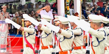 തൃശ്ശൂരിലെ കേരള പോലീസ് അക്കാദമിയില്‍ പരിശീലനം പൂര്‍ത്തിയാക്കിയ സബ് ഇന്‍സ്പെക്ടര്‍മാരുടെ പാസിങ് ഔട്ട് പരേഡിന് മുഖ്യമന്ത്രി പിണറായി വിജയന്‍ അഭിവാദ്യം സ്വീകരിക്കുന്നു