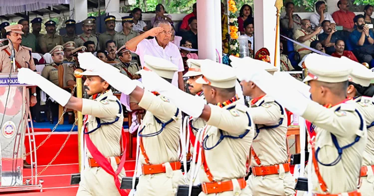 തൃശ്ശൂരിലെ കേരള പോലീസ് അക്കാദമിയില്‍ പരിശീലനം പൂര്‍ത്തിയാക്കിയ സബ് ഇന്‍സ്പെക്ടര്‍മാരുടെ പാസിങ് ഔട്ട് പരേഡിന് മുഖ്യമന്ത്രി പിണറായി വിജയന്‍ അഭിവാദ്യം സ്വീകരിക്കുന്നു