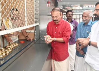 നെയ് വിളക്ക് സമര്‍പ്പണത്തിന്റെ ഉദ്ഘാടനം അഡ്വ. പി.എസ്. പ്രശാന്തും അഡ്വ. എ. അജികുമാറും ചേര്‍ന്ന് നിര്‍വഹിക്കുന്നു