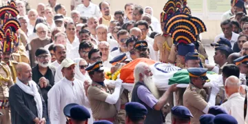 വിഖ്യാത സംവിധായകന്‍ ശ്യാം ബെനഗലിന്റെ ഭൗതികശരീരം സംസ്‌കാരത്തിനായി ഔദ്യോഗിക ബഹുമതികളോടെ മുംബൈ ശിവാജി പാര്‍ക്കിലെ വൈദ്യുതി ശ്മശാനത്തിലെത്തിച്ചപ്പോള്‍