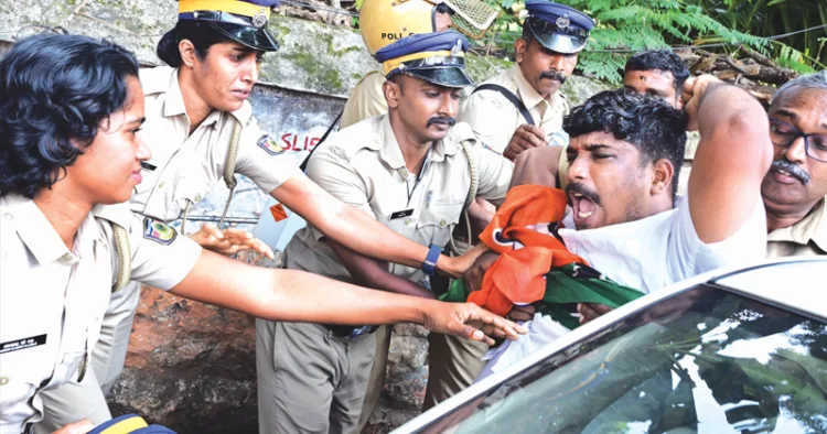 ശിശുക്ഷേമ സമിതിയിലേക്ക് യുവമോര്‍ച്ച ജില്ലാസമിതിയുടെ നേതൃത്വത്തില്‍ നടന്ന മാര്‍ച്ചില്‍ പോലീസ് ബാരിക്കേഡ് മറികടന്ന യുവമോര്‍ച്ച പ്രവര്‍ത്തകനെ ബലം പ്രയോഗിച്ച് അറസ്റ്റു ചെയ്യുന്നു