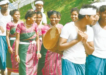 മത്സര ഫലം അറിഞ്ഞ് വിജയം ആഘോഷിച്ച് മടങ്ങുന്ന അട്ടപ്പാടി ഷോളയൂര്‍ ജിടിഎച്ച്എസ്എസ് ഗോത്രവിഭാഗം വിദ്യാര്‍ത്ഥികള്‍