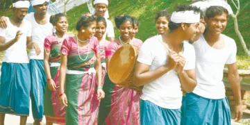 മത്സര ഫലം അറിഞ്ഞ് വിജയം ആഘോഷിച്ച് മടങ്ങുന്ന അട്ടപ്പാടി ഷോളയൂര്‍ ജിടിഎച്ച്എസ്എസ്  ഗോത്രവിഭാഗം വിദ്യാര്‍ത്ഥികള്‍