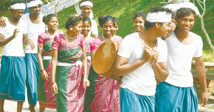 മത്സര ഫലം അറിഞ്ഞ് വിജയം ആഘോഷിച്ച് മടങ്ങുന്ന അട്ടപ്പാടി ഷോളയൂര്‍ ജിടിഎച്ച്എസ്എസ്  ഗോത്രവിഭാഗം വിദ്യാര്‍ത്ഥികള്‍