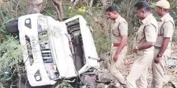 കാട്ടാന മറിച്ചിട്ട വൈദ്യുതി വകുപ്പിന്റെ ജീപ്പ്‌