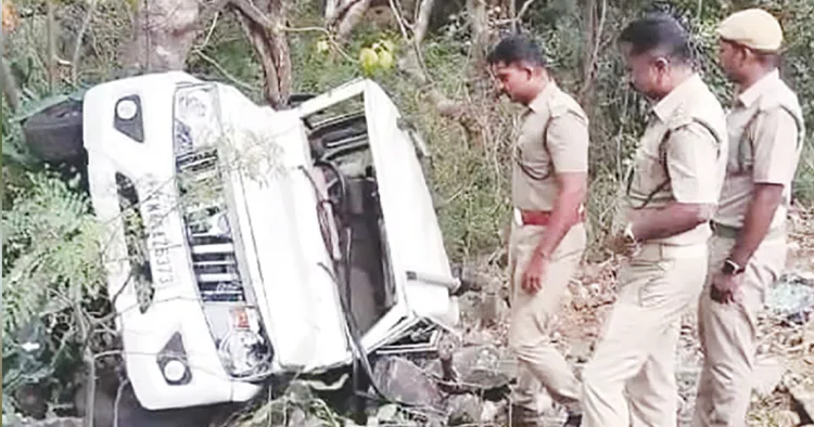 കാട്ടാന മറിച്ചിട്ട വൈദ്യുതി വകുപ്പിന്റെ ജീപ്പ്‌