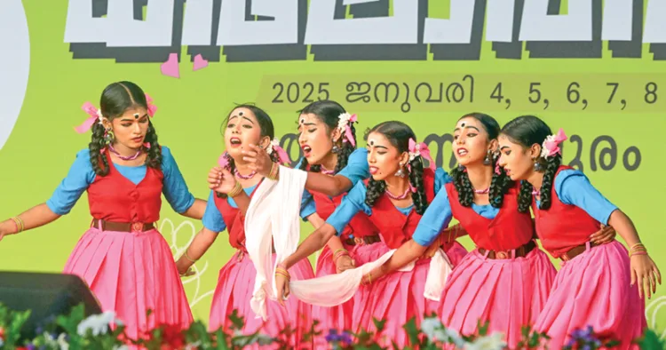 വയനാട് വെള്ളാര്‍മല സ്‌കൂളിലെ കുട്ടികള്‍ കലോത്സവ ഉദ്ഘാടന വേദിയില്‍ അവതരിപ്പിച്ച നൃത്തം