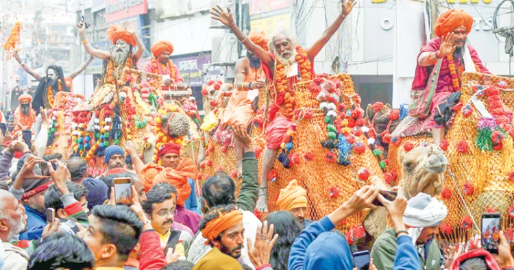 കുംഭമേളയില്‍ പങ്കെടുക്കാനെത്തിയ സംന്യാസിമാര്‍ പ്രയാഗ്‌രാജിലേക്ക് ഘോഷയാത്രയായി എത്തുന്നു