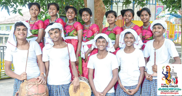 ഇരുള നൃത്തത്തില്‍ പങ്കെടുക്കുന്ന അട്ടപ്പാടി  ഹൈസ്‌കൂളിലെ വിദ്യാര്‍ത്ഥികള്‍