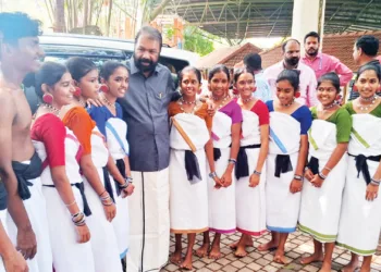 കാസര്‍കോട് സിഎംഎസ്എസ് ചട്ടച്ചായി സ്‌കൂളിലെ പണിയനൃത്ത സംഘം വിദ്യാഭ്യാസമന്ത്രി വി.ശിവന്‍കുട്ടിക്കൊപ്പം