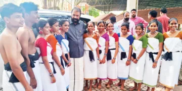 കാസര്‍കോട് സിഎംഎസ്എസ് ചട്ടച്ചായി സ്‌കൂളിലെ പണിയനൃത്ത സംഘം വിദ്യാഭ്യാസമന്ത്രി വി.ശിവന്‍കുട്ടിക്കൊപ്പം