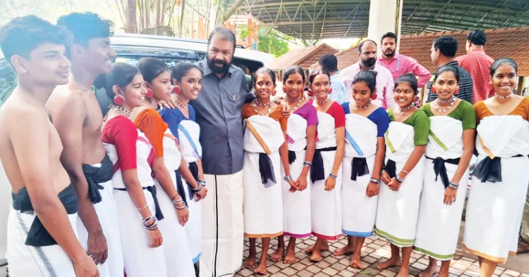 കാസര്‍കോട് സിഎംഎസ്എസ് ചട്ടച്ചായി സ്‌കൂളിലെ പണിയനൃത്ത സംഘം വിദ്യാഭ്യാസമന്ത്രി വി.ശിവന്‍കുട്ടിക്കൊപ്പം