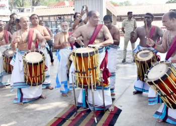 മട്ടന്നൂര്‍ ശങ്കരന്‍കുട്ടി മാരാരും സംഘവും ശബരിമല സന്നിധാനത്ത് തായമ്പക അവതരിപ്പിക്കുന്നു