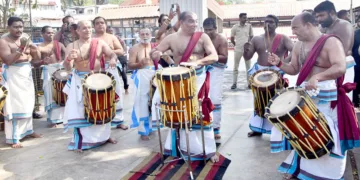 മട്ടന്നൂര്‍ ശങ്കരന്‍കുട്ടി മാരാരും സംഘവും ശബരിമല സന്നിധാനത്ത് തായമ്പക അവതരിപ്പിക്കുന്നു