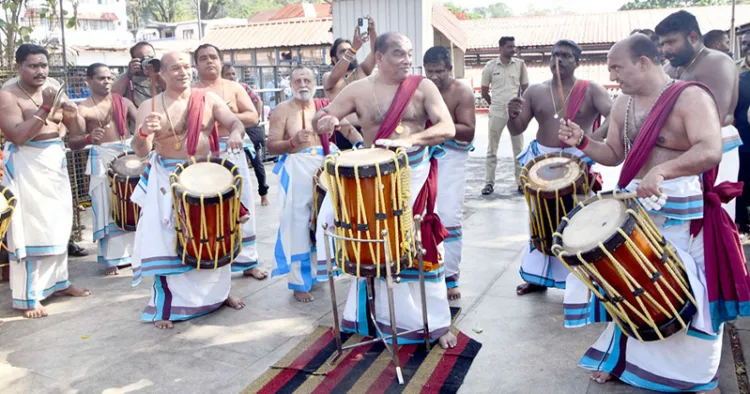 മട്ടന്നൂര്‍ ശങ്കരന്‍കുട്ടി മാരാരും സംഘവും ശബരിമല സന്നിധാനത്ത് തായമ്പക അവതരിപ്പിക്കുന്നു