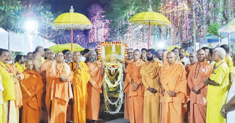 ശിവഗിരി തീര്‍ത്ഥാടനത്തിന്റെ ഭാഗമായി അലങ്കരിച്ച ഗുരുദേവ റിക്ഷയുമായി ശിവഗിരി ചുറ്റി ശ്രീനാരായണ ധര്‍മ്മസംഘം ട്രസ്റ്റ് പ്രസിഡന്റ് സ്വാമി സച്ചിദാനന്ദയുടെ നേതൃത്വത്തില്‍ നടന്ന ഘോഷയാത്രയുടെ മുന്‍നിര