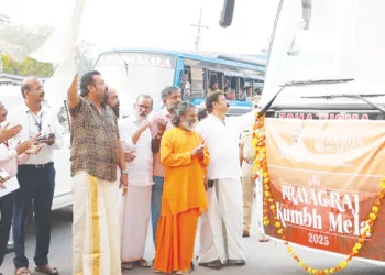 കുംഭമേളയ്ക്കുള്ള അമൃത മെഡിക്കല്‍ വാന്‍ കേന്ദ്ര സഹമന്ത്രി സുരേഷ് ഗോപി ഫ്ളാഗ്ഓഫ് ചെയ്യുന്നു