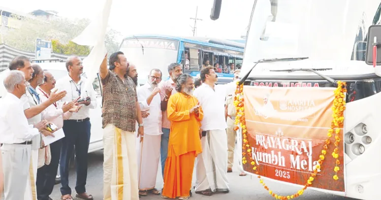 കുംഭമേളയ്ക്കുള്ള അമൃത മെഡിക്കല്‍ വാന്‍ കേന്ദ്ര സഹമന്ത്രി സുരേഷ് ഗോപി ഫ്ളാഗ്ഓഫ് ചെയ്യുന്നു