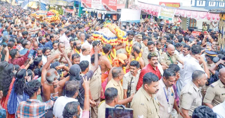 മകരവിളക്ക് മഹോത്സവത്തിന് അയ്യപ്പന് ചാര്‍ത്താനുള്ള തിരുവാഭരണങ്ങള്‍ വഹിച്ചുകൊണ്ടുള്ള ഘോഷയാത്ര പന്തളം വലിയകോയിക്കല്‍ ക്ഷേത്രത്തില്‍ നിന്ന് പുറപ്പെട്ടപ്പോള്‍