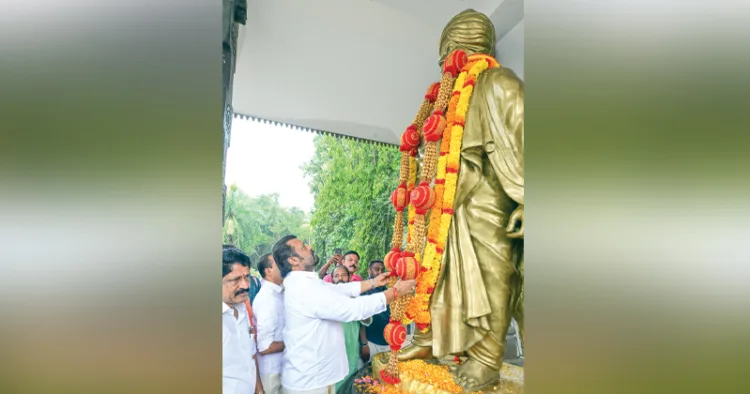 വിവേകാനന്ദ ജയന്തിയോടനുബന്ധിച്ച് തിരുവനന്തപുരം കവടിയാര്‍ വിവേകാനന്ദ പ്രതിമയില്‍ കേന്ദ്രമന്ത്രി സുരേഷ്‌ഗോപി 
ഹാരാര്‍പ്പണം നടത്തുന്നു