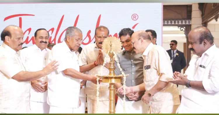 ജയലക്ഷ്മി സില്‍ക്‌സ് മുഖ്യമന്ത്രി പിണറായി വിജയന്‍ ഉദ്ഘാടനം ചെയ്യുന്നു. ജയലക്ഷ്മി ഡയറക്ടര്‍ നാരായണ കമ്മത്ത്, പ്രതിപക്ഷ നേതാവ് വി.ഡി. സതീശന്‍, മാനേജിങ് ഡയറക്ടര്‍ ഗോവിന്ദ കമ്മത്ത്, ഹൈബി ഈഡന്‍ എംപി, സതീഷ് കമ്മത്ത്, ടി.ജെ. വിനോദ് എംഎല്‍എ സമീപം