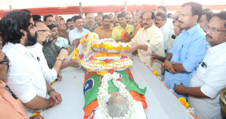 കഴിഞ്ഞ ദിവസം അന്തരിച്ച ബിജെപി നേതാവ് അഹല്യാ ശങ്കറിന്റെ ഭൗതികദേഹം പാര്‍ട്ടി ഓഫീസില്‍ പൊതുദര്‍ശനത്തിന് വച്ചപ്പോള്‍ സി.കെ. പദ്മനാഭന്‍ പുഷ്പചക്രം സമര്‍പ്പിക്കുന്നു. പ്രഫുല്‍ കൃഷ്ണന്‍, തിരുവണ്ണൂര്‍ ബാലകൃഷ്ണന്‍, രജനീഷ് ബാബു, എന്‍.പി. രൂപേഷ്, പി. ഗോപാലന്‍ കുട്ടി മാസ്റ്റര്‍, പി. രഘുനാഥ്, കെ.പി. പ്രകാശ് ബാബു, ടി. ദേവദാസ് സമീപം