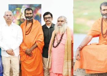 സ്വാമി ആനന്ദവനം കേരള ഗവര്‍ണറോടും, തിരുവിതാംകൂര്‍ രാജകുടുംബാംഗങ്ങളോടുമൊപ്പം