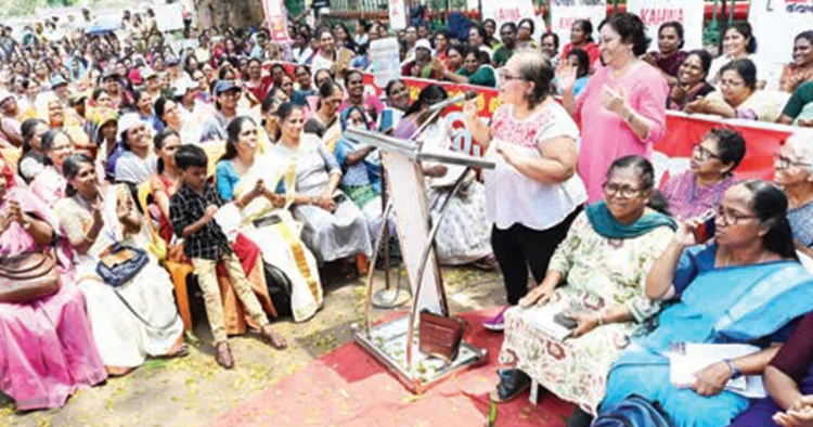 ലോക വനിതാദിനമായ ഇന്നലെ സെക്രട്ടേറിയറ്റ് നടയില്‍ അനിശ്ചിതകാല സമരം നടത്തുന്ന ആശാവര്‍ക്കര്‍മാര്‍ക്ക് അഭിവാദ്യമര്‍പ്പിച്ച് നടന്ന യോഗം ഫിലിംമേക്കര്‍ പ്രൊമിത വോറ ഉദ്ഘാടനം ചെയ്യുന്നു